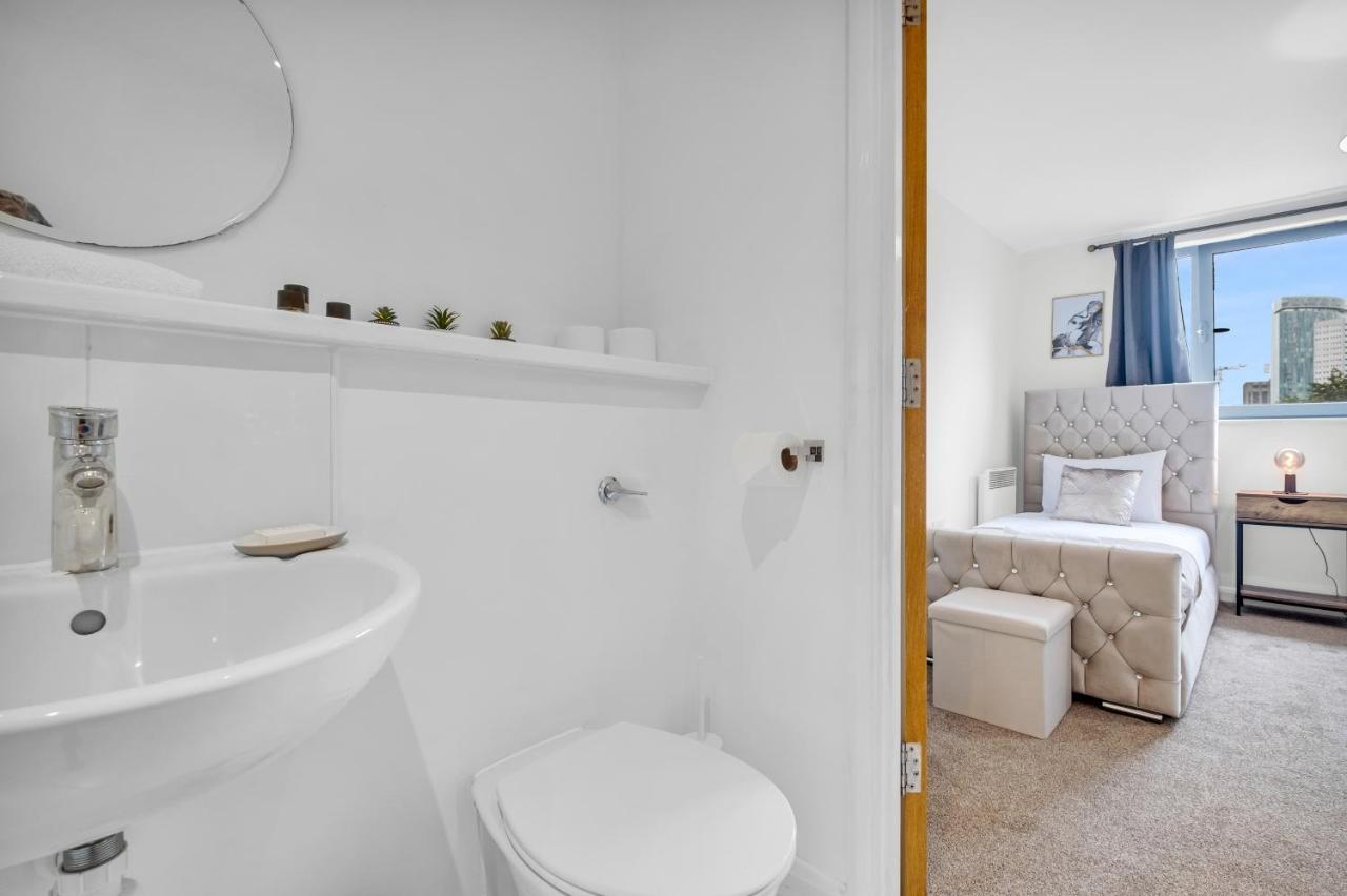 Stylish 4Th Floor 2 Bedroom En Suite City Centre Apartment With Parking By Azura Nights เบอร์มิงแฮม ภายนอก รูปภาพ