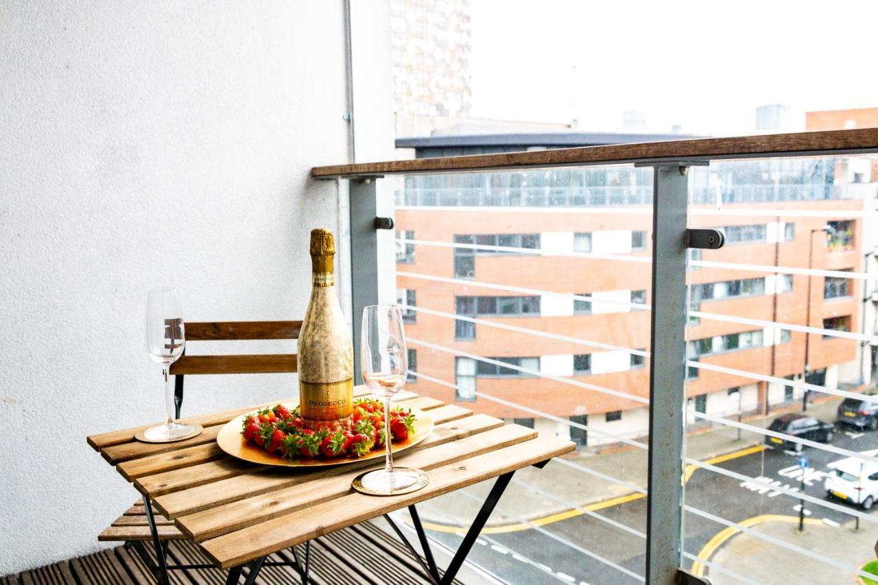 Stylish 4Th Floor 2 Bedroom En Suite City Centre Apartment With Parking By Azura Nights เบอร์มิงแฮม ภายนอก รูปภาพ