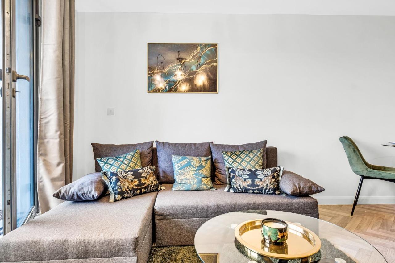 Stylish 4Th Floor 2 Bedroom En Suite City Centre Apartment With Parking By Azura Nights เบอร์มิงแฮม ภายนอก รูปภาพ